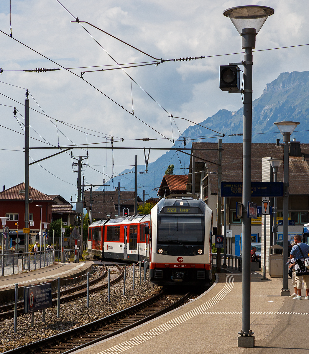 Der zb (Zentralbahn) ABeh 150 103-6, ein siebenteiliger Stadler ADLER (alpiner, dynamischer, leiser, edler Reisezug), gekuppelt mit dem zb ABeh 160 005-2, ein dreiteiliger Stadler FINK (Flinke innovative Niederflur-Komposition), erreichen am 09.09.2021 als Interregio (IR) nach Luzern den Bahnhof Brienz.

Nochmals meinen besten DANK an den netten, freundlichen und hilfsbereiten Zugbegleiter. 
