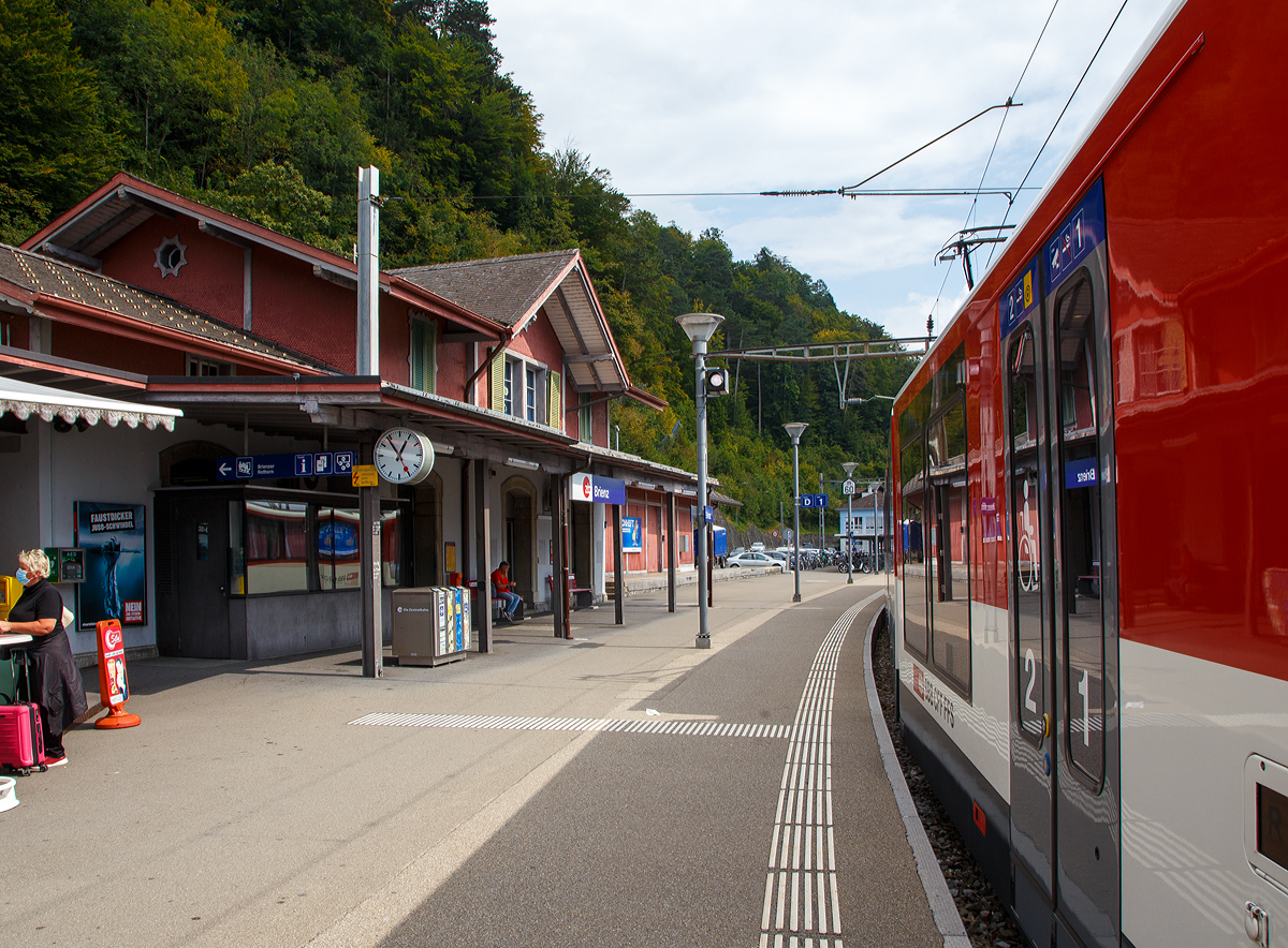 Der Zentralbahn (ex SBB Brünigbahn) Bahnhof Brienz am 09.09.2021. 

Der Bahnhof Brienz liegt an der Brünigbahn zwischen Interlaken und Luzern, die von der Zentralbahn betrieben wird. Gegenüber dem Bahnhof ist die Talstation der Brienz-Rothorn-Bahn, die von Brienz auf das Brienzer Rothorn fährt. Auf der Gleisseite gegenüber ist der Brienzersee, hier gerade vom Zug verdeckt. Vom See her wird Brienz von der BLS Schifffahrt erschlossen. 

