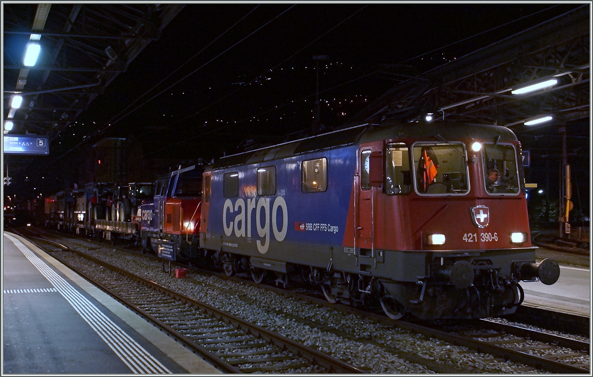 Der Zikurs kommt! Bzw. geht: mit der Re 421 309-6 und einer Eem 923 verlässt der Zirkus KNIE Vevey, um in Aigle seine Zelte aufzuschlagen.
19. Okt. 2015