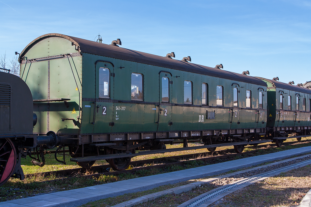 Der zweiachsige 2. Klasse Reisezugwagen 50 50 24 -27 103-1, ex DR 541-317 der Gattung B 659, ex Tr-WG2 am 09.03.2014 im DB Museum Koblenz-L�tzel.

Der Wagen wurde 1927 von Linke-Hofmann-Werke Aktiengesellschaft in Breslau gebaut. Aktuell (seit 2019)  ist der Wagen leihweise bei der Rennsteigbahn und tr�gt nun die neue Nummer 50 80 24-27 103-5 D-RSBG.

TECHNISCHE DATEN:
Spurweite: 1.435 mm (Normalspur)
L�nge �ber Puffer: 13.920 mm
Achsabstand: 8.500 mm
Gesamtgewicht: 18,4 t
H�chstgeschwindigkeit: 90 km/h
Sitzpl�tze : 50
Bremse: KKgbr