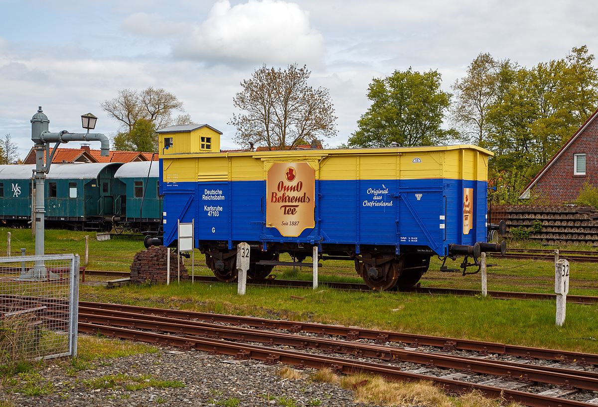 Der zweiachsige gedeckter Güterwagen G 10 mit Bremserhaus „ Karlsruhe 47103“ (heutige UIC-Nr. 49 80 1200 345-1 D-MKO) der MKO - Museumseisenbahn Küstenbahn Ostfriesland e. V. am 01.05.2022 auf dem Museumsareal in Norden, gleich neben dem Bahnhof Norden.

Der G 10 ist ein zweiachsiger gedeckter Güterwagen der so genannten Verbandsbauart. Diese und andere Wagentypen der ehemaligen Königlich Preußischen Eisenbahn Verwaltung wurden konstruiert und gefertigt nach Zeichnungen und Vorschriften des ehemaligen deutschen Staatswagenverbandes von 1910. Der Typ G 10 wurde in großen Stückzahlen mit und ohne Bremserhaus gebaut und war praktisch in ganz Europa anzutreffen.
 
Der Wagen Karlsruhe 47103 wurde zuletzt als Bahnhofswagen im Rangierbahnhof Emden als Brikettwagen eingesetzt. Mit dem Niedergang der Massentransporte im Emder Hafen geriet der G 10 aufs Abstellgleis. Im Februar 1999 konnte die MKO das Wrack übernehmen und nach Norden überführen. Dort wurde das Fahrzeug vollständig restauriert, das nicht mehr vorhandene Bremserhaus wurde nach Originalzeichnungen rekonstruiert. In den Wagen wurde ein Generator mit 75 kVA Leistung eingebaut, er versorgt den MKO-Zug mit der nötigen Energie für die Zugheizung und Beleuchtung. Seit Beginn der Fahrsaison 2000 ist der Wagen bei der MKO im Einsatz.

TECHNISCHE DATEN:
Hersteller: unbekannt
Baujahr: 1922
Bauart: G 10
Wagennummer DRG/DB: Karlsruhe 47103
Spurweite: 1.435 mm (Normalspur)
Anzahl der Achsen: 2
Länge über Puffer: 9.600 mm
Wagengewicht: 11.300 kg
Tragfähigkeit: 17.500 kg
Ladefläche: 21,3 m²
