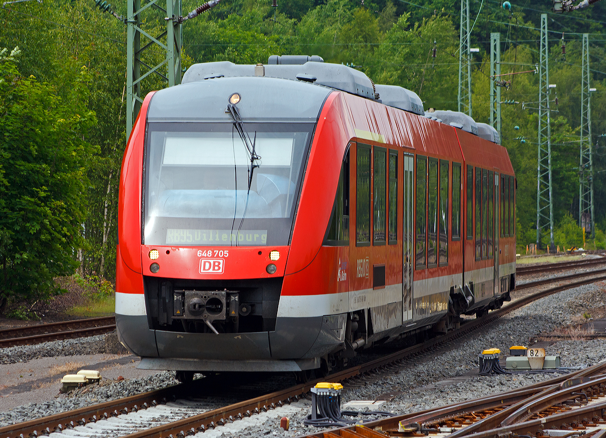 
Der zweiteilige Alstom Coradia LINT 41 Dieseltriebwagen 648 705 / 648 205 (95 80 0648 705-1 D-DB / 95 80 0648 205-2 D-DB) der DreiLänderBahn (zu DB Regio NRW) als RB 95  Sieg-Dill-Bahn  (Dillenburg-Siegen-Betzdorf/Sieg-Au/Sieg) am 04.06.2014 kurz vor der Einfahrt in den Bahnhof Betzdorf/Sieg.

Der zweiteilige Dieseltriebwagen wurde 2004 bei Alstom (ehemals LHB) in Salzgitter unter Fabriknummer 1001222-005 gebaut.

Hinweis: Teleaufnahme, aufgenommen vom Bahnsteig