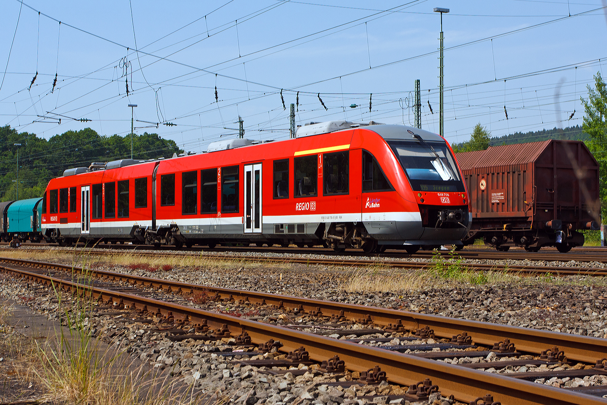 
Der zweiteilige Alstom Coradia LINT 41 Dieseltriebwagen 648 705 / 648 205 (95 80 0648 705-1 D-DB / 95 80 0648 205-2 D-DB) der DreiLänderBahn (DB Regio NRW) als RB 95  Sieg-Dill-Bahn  (Dillenburg-Siegen-Betzdorf/Sieg-Au/Sieg) am 08.06.2014 kurz vor der Einfahrt in den Bahnhof Betzdorf/Sieg.

Der zweiteilige Dieseltriebwagen wurde 2004 bei Alstom (ehemals LHB) in Salzgitter unter Fabriknummer 1001222-005 gebaut.