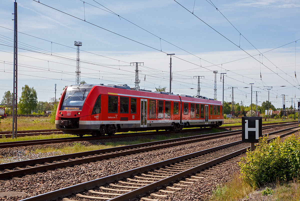 Der zweiteilige Dieseltriebzug 623 018 / 623 518 (95 80 0623 018-8 D-DB / 95 80 0623 518-7 D-DB, ein Alstom Coradia LINT 41 (neue Kopfform) der DB Regio Nordost, erreicht am 16.05.2022 als RE 4  Stadttore-Linie  (Lübeck – Bützow – Güstrow – Pasewalk – Szczecin) den Bahnhof Bützow. 

Die Dieseltriebwagen Alstom Coradia LINT 41 (neue Kopfform) wurden von ALSTOM Transport Deutschland GmbH (vormals Linke-Hofmann-Busch GmbH (LHB)) in Salzgitter-Watenstedt entwickelt und gebaut, dieser wurde 2015 unter der Fabriknummern D044041-004 gebaut. Eigentlich müssten diese neuen Dieseltriebwagen „Coradia LINT 42“ heißen, da sie ja 42,17 m lang sind und nicht wie die älteren 648er  41,81 m.

Der Triebwagen besteht aus bestehen aus zwei Wagenteilen, die jeweils auf eine Enddrehgestell und in der Mitte gemeinsam auf einem Jakobs-Drehgestell ruhen. Motorisiert ist der Triebzug durch zwei Dieselmotoren mit einer Leistung von je 390 kW. Neben der Zulassung für Deutschland, haben sie auch diese für Pollen.

TECHNISCHE DATEN:
Spurweite: 1.435 mm
Achsfolge: B’2’B’
Fahrzeuglänge über Kupplung:  42.170 mm
Drehzapfenabstände: 16.500 mm
Achsabstand im Endrehgestell (Antriebsgestelle) : 1.900 mm 
Achsabstand im Jakobsgestell: 2.700 mm 
Fahrzeugbreite: 2.750 mm
Maximale Fahrzeughöhe (über SO):  4.310 mm
Einstieghöhe (über SO): ca. 800 mm 
Minimaler befahrbarer Radius Werkstatt/Betrieb: 100/125 m
Installierte Motorleistung: 2x390 kW
Leistungsübertragung: mechanisch
Höchstgeschwindigkeit: 140 km/h 
Eigengewicht: ca. 68 t
