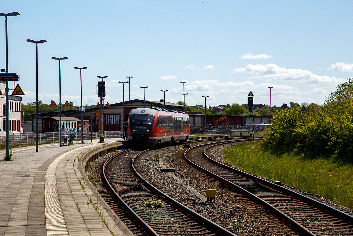 Der zweiteilige Siemens Desiro Classic (Dieseltriebzug) 642 053 / 642 553 (95 80 0642 053-2 D-DB / 95 80 0642 553-1 D-DB) der DB Regio Hanse Verkehr GmbH, hat am 15.05.2022 als RB 11 Tessin - Rostock – Wismar), den Bahnhof Bad Doberan erreicht.

Der Desiro Classic wurde 2000 von Siemens in Uerdingen (ex DUEWAG) gebaut, der VT 642 053 unter der Fabriknummer 91625 und der VT 642 553 unter der Fabriknummer 92085.
