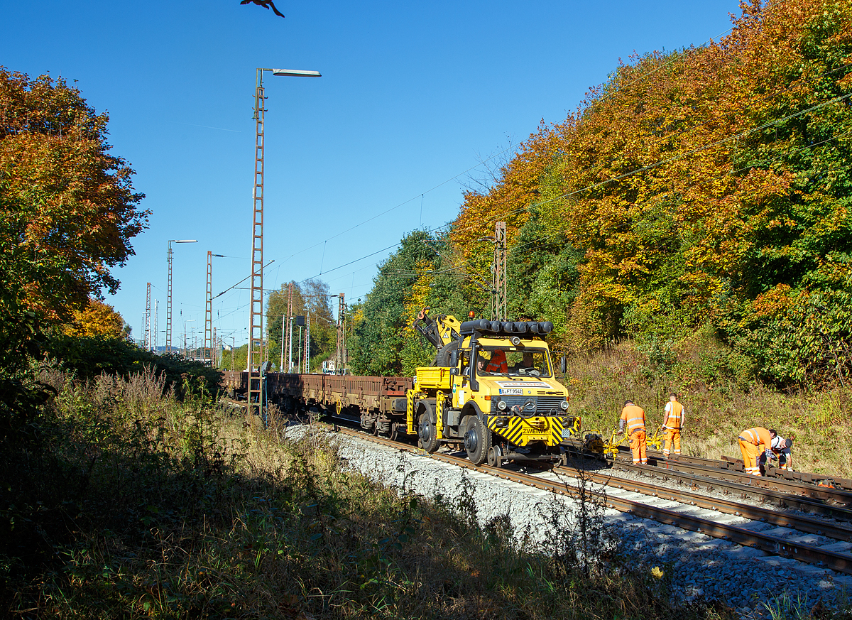 
Der Zweiwege Unimog U 1650 mit PALFINGER Kran PK 8000, Schweres Nebenfahrzeug Nr. 99 80 9008 006-6 D-BRS, der BMTI Rail Service GmbH (Servicebetrieb der STRABAG SE) steht mit einigen Res-Wagen am 16.10.2016 in Kreuztal an der Gleisbaustelle der Ruhr-Sieg-Strecke (KBS 440), wo gerade Gleise aus gebaut werden. 

Daten gemäß der Anschriftentafel: 
Eigengewicht: 10,5 t 
Nutzlast: 1,5 t 
Bremse: Kfz-Bremse und Eisenbahnwagen-Bremsanlage 
Zulässige Anhängelast und Ragiergewindigkeit gemäß Bremslasttafel 
Zur Mitfahrt zugel. Personen: 2 
Höchstgeschwindigkeit (Hg): 19,9 km/h (Schaffen würde der Unimog wohl mehr, aber dies ist wohl eine Zulassungssache)