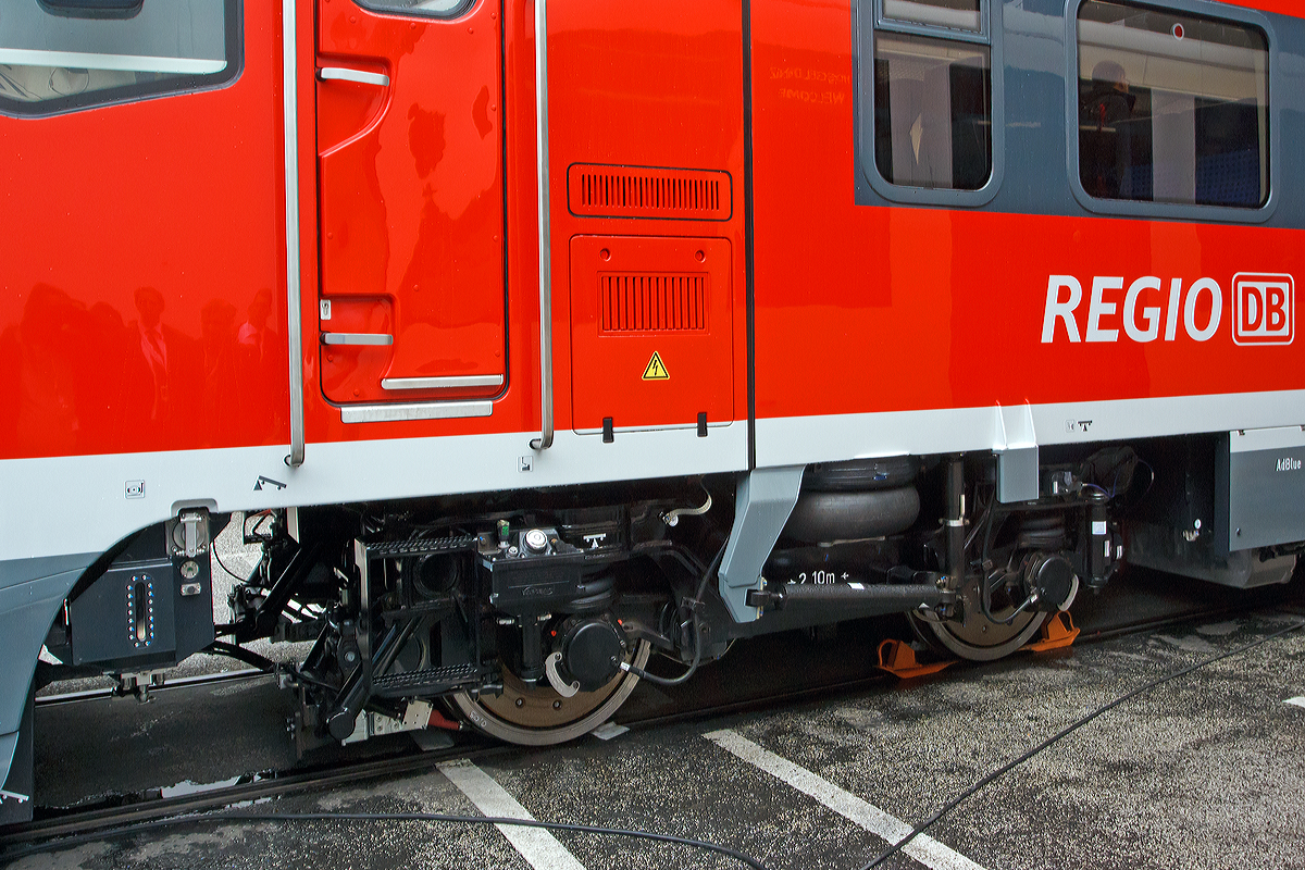 
Detail des Antriebsdrehgestelles von dem DB Dieseltriebwagen PESA LINK 631-001 (95 80 0631 001-4 D-DB ABpd) das Vorserienfahrzeug das auf der InnoTrans 2014 in Berlin (26.09.2014) vorgestellt wurde.