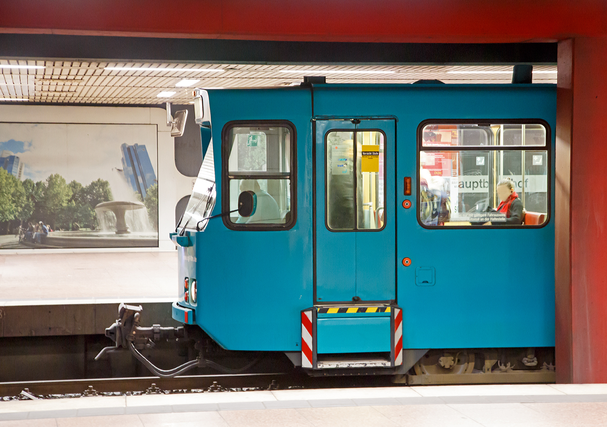 
Detail eines Ptb –Triebwagen der VGF am 24.03.2015 in der Station Frankfurt Hauptbahnhof.

Diese Wagen sind umgebaute Hochflur-Stadtbahnfahrzeugen der Baureihe P zu der heutigen Baureihe Ptb (t für tunnelgängig, b für breit). Deutlich sind die mit rot-weißen Warnmarkierungen versehenen Verbreiterungen an den Türen zu erkennen, die an Hochbahnsteigen den Spalt zum Bahnsteig überbrücken sollen.