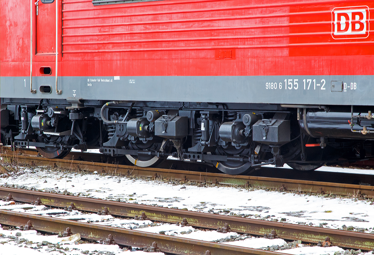 
Detail - Fahrwerk einer BR 155, ex DR 250. 
Hier der 155 171-2  (91 80 6155 171-2 D-DB) der DB Schenker Rail Deutschland AG, ex DR 250 171-6, am 25.01.2015 in Kreuztal abgestellt.
