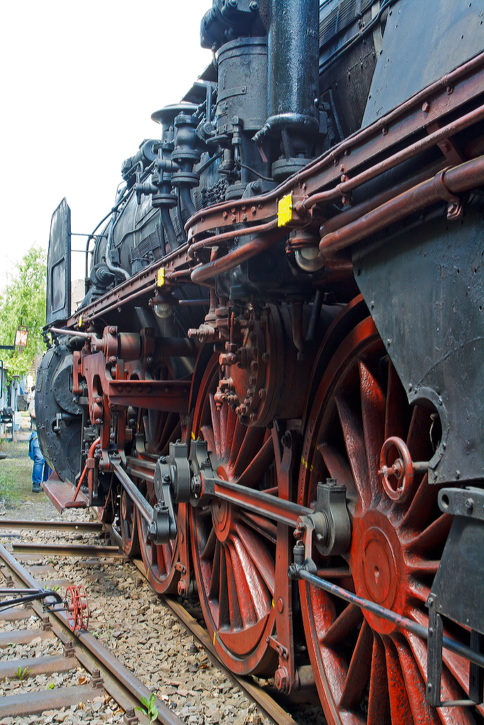 
Detail der Schnellzug-Dampflokomotive 18 505 der Deutsche Gesellschaft für Eisenbahngeschichte (DGEG),  ex DB 018 505-8 (DB), ex DB 18 505, ex DRG 18 505, ex KBayStB S 3/6  3706 , am 31.05.2014 ausgestellt im Eisenbahnmuseum Neustadt a d. Weinstraße.