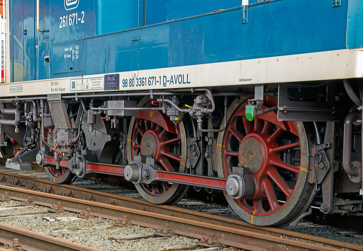 
Detailansicht vom Fahrwerk der 261 671-2 (eigentlich laut NVR-Nummer 98 80 3361 671-1 D-AVOLL) der Aggerbahn (Andreas Voll e.K., Wiehl) ausgestellt am 05.04.2015 im Südwestfälische Eisenbahnmuseum in Siegen. 
