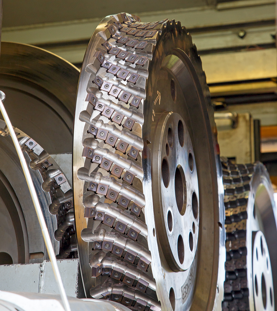 
Detailbild 3 – Der LINSINGER Schienenfr�szug SF 03 FFS, Schweres Nebenfahrzeug Nr. D-DB 97 33 07 003 18-4, der DB Netz AG (SFM 601), am 04.05.2015 in Kreuztal.

Da das Wechseln der Wendescheidplatten am Messerk�pf viel Zeit kostet, es sind immerhin 220 St�ck/Messerkopf, hat man gleich noch einen best�ckten kompletten Satz von Messerk�pfen (Fr�ser) an Bord dabei. So kann man schnell die Messerk�pfe austauschen.
