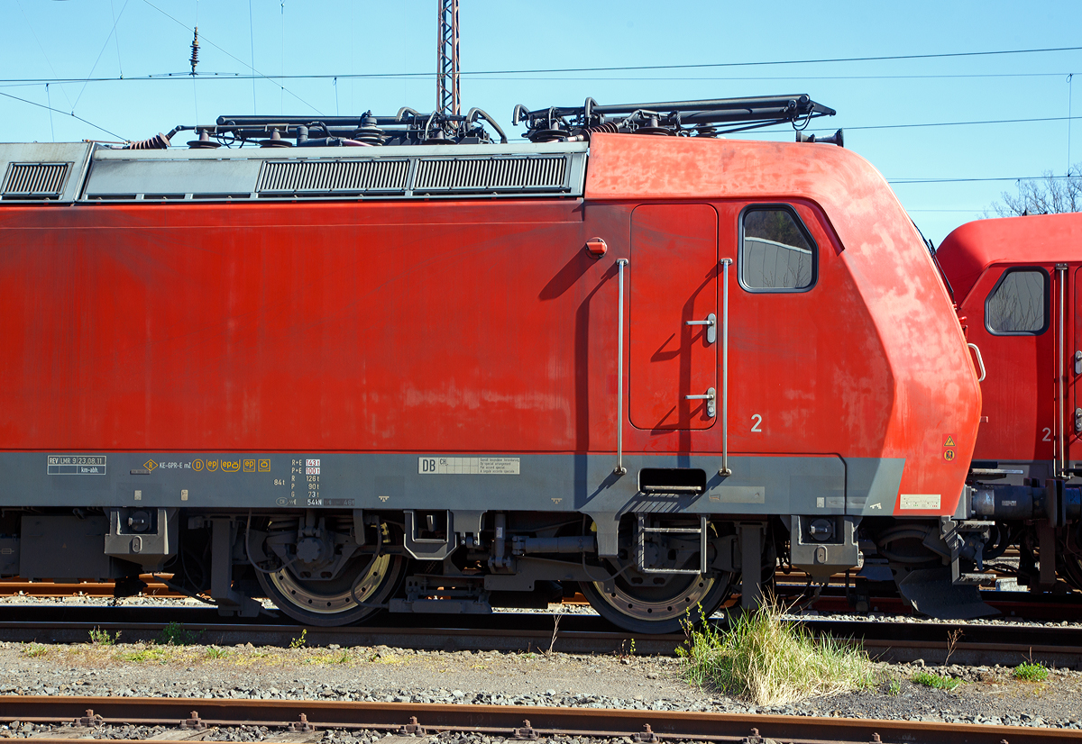 
Detailbild der auch für die Schweiz zugelassenen 185 149-2 (91 80 6185 149-2 D-DB) der DB Cargo AG ist 11.04.2020 in Kreuztal abgestellt. Am Dach rechts der DSA-200 Einholm-Stromabnehmer mit einer Wippenbreiten von 1.450 mm fürs SBB-Netz und links DAS-200 Einholm-Stromabnehmer mit einer Wippenbreiten von 1.950 mm fürs DB-Netz.