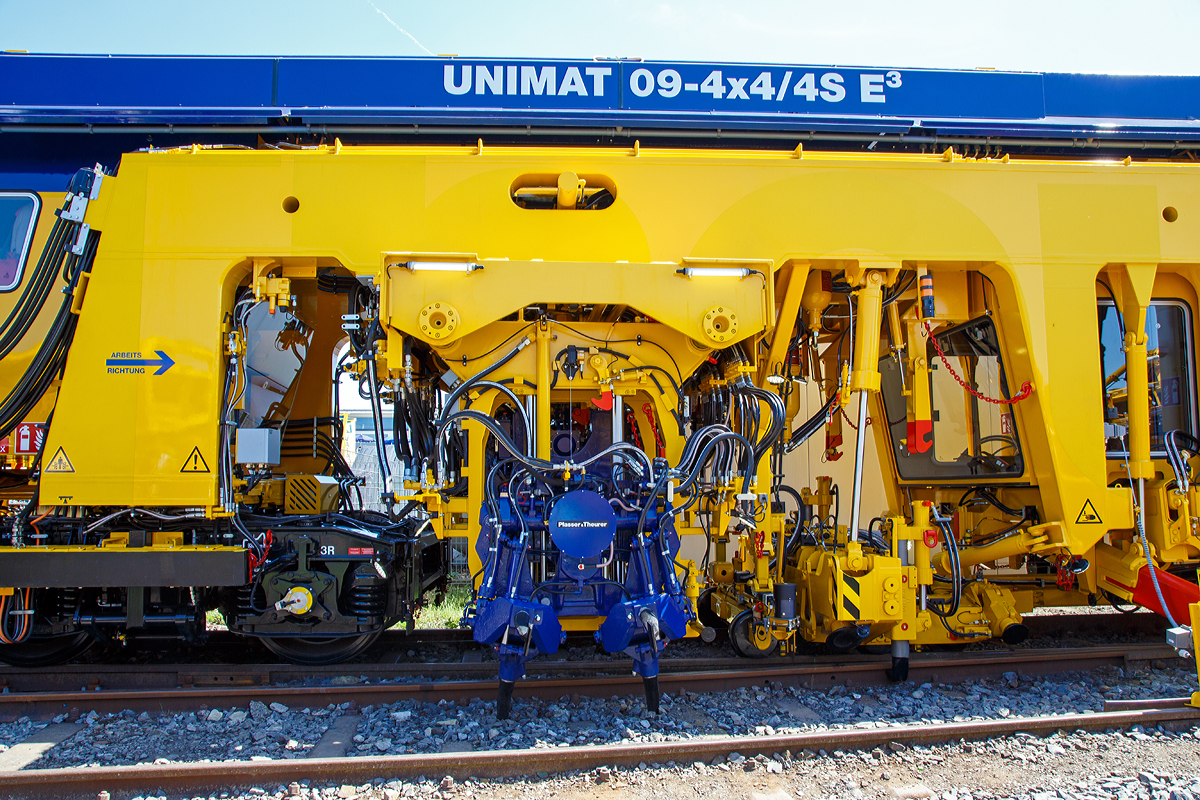 
Detailbild auf das Stopfaggregat der Plasser & Theurer  UNIMAT 09-4x4/4S E3 ATW (A-PLA 99 81 9124 004-8),  eine Universal-Weichenstopfmaschine mit Hybrid-Antriebstechnik, der Franz Plasser Vermietung von Bahnbaumaschinen GmbH präsentiert auf der iaf 2017 in Münster (am 01.06.2017).