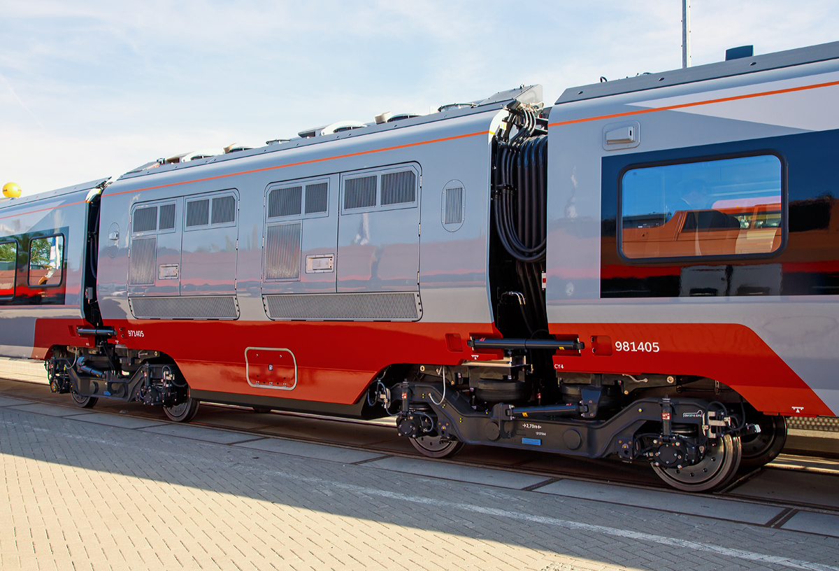 
Detailbild der Powerpack-Einheit des GA 755 401 (British Rail Class 755/4), ein vierteiliger FLIRT-Triebzug mit bimodalem Antrieb (BMU) f�r Greater Anglia (GB), der von Stadler auf der InnoTrans 2018 in Berlin (18.09.2018) pr�sentiert wurde.