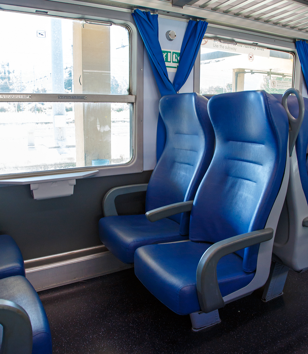 
Detailbild der Sitze des Nahverkehrs-Personenwagens 50 83 21-86 438-3 I-TN der Trenord (Tn) der Gattung nB am 04.08.2019 in Domodossola.