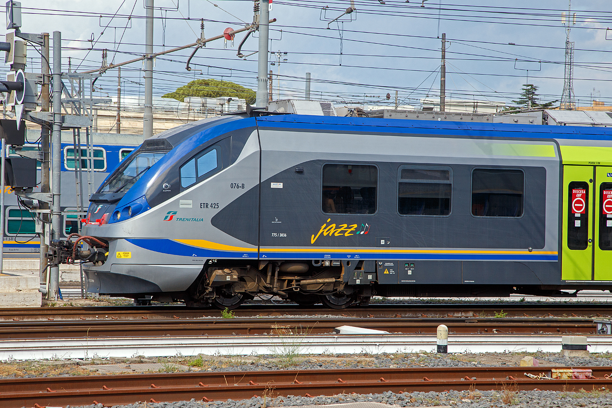 Detailbild...
Der f�nfteilige Trenitalia „JAZZ“ ETR.425.076 erreicht am 13.07.2022 den Bahnhof Roma Termini. 