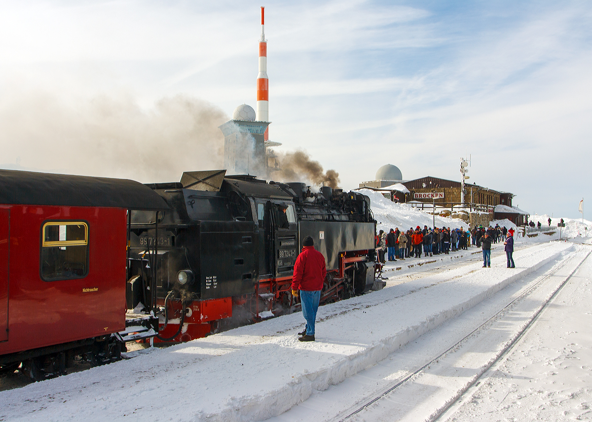 
Deutschlands höchster Bahnhof der von einer reinen Adhäsionsbahn befahren wird......
Der Bahnhof Brocken, auch als Brockenbahnhof bezeichnete, am Gipfel des Brockens am 23.03.2013.  Er ist der Endpunkt der von den Harzer Schmalspurbahnen betriebenen Brockenbahn. 


Gerade fährt die Neubau-Dampflok HSB 99 7243-1 (ex DR 099 153-9, ex DR 99 0243-8, ex DR 99 243) mit ihren Personenzug in den Bahnhof ein.