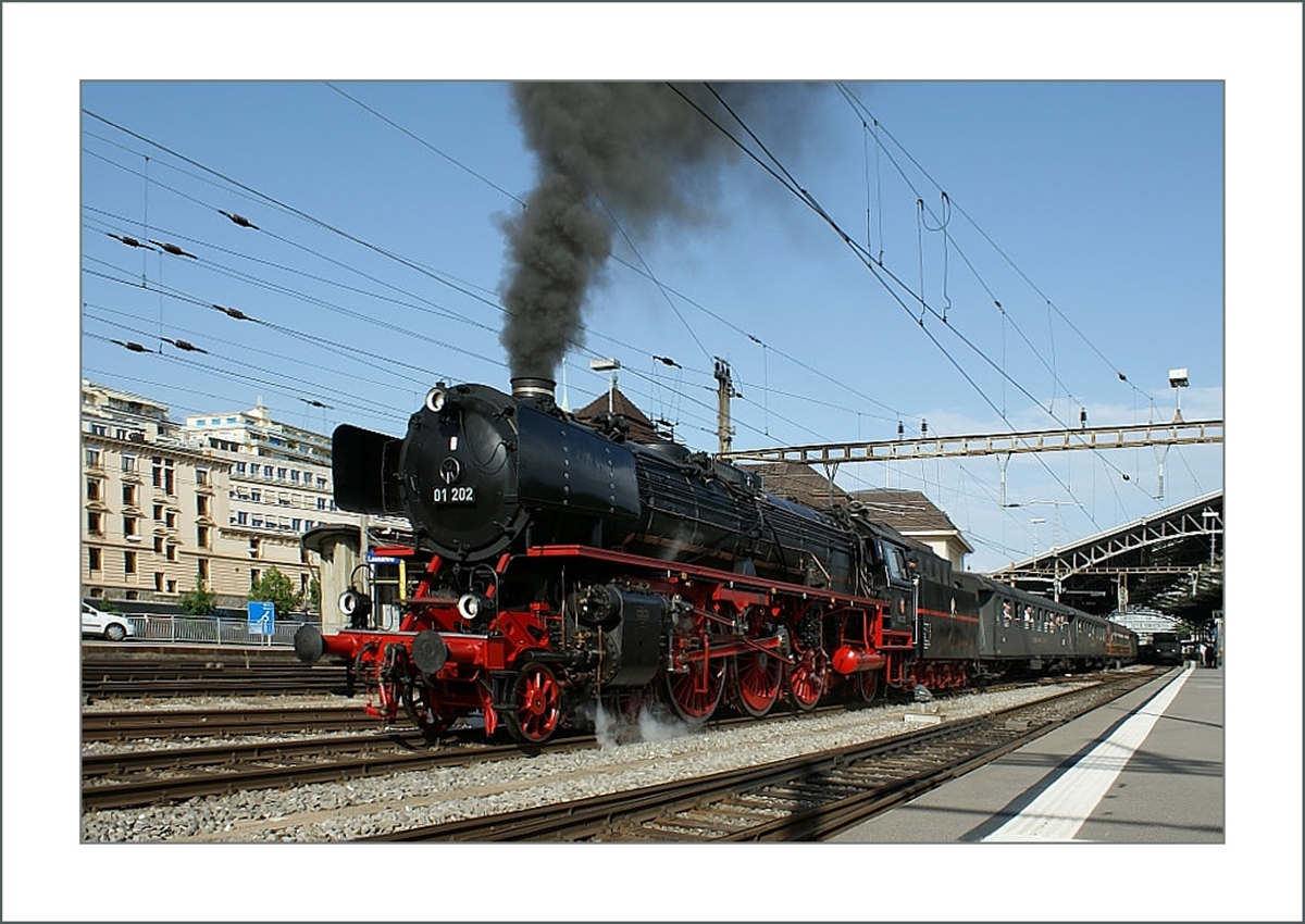 Die 01 202 verl�sst mit einem Extrazug Lausanne.
24. Mai 2009