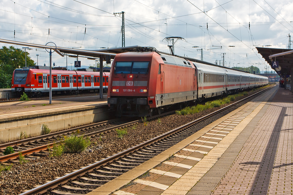 Die 101 064-4 (91 80 6101 064-4 D-DB) der DB Fernverkehr AG am 27.08.2014 mit einem IC im Hbf Hanau.

Die Lok wurde 1996 ABB Daimler Benz Transportation (ADtranz) in Kassel unter der Fabriknummer 33174 gebaut.
