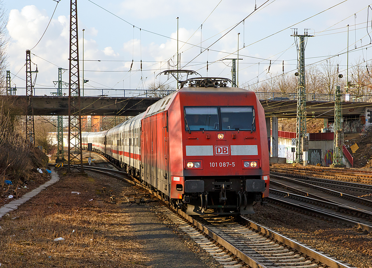 
Die 101 087-5 rauscht mit einem IC am 28.02.2015 Hbf Hanau in Richtung Süden. 

Hinweis: Aufgenommen vom Anfang des Bahnsteiges (7).