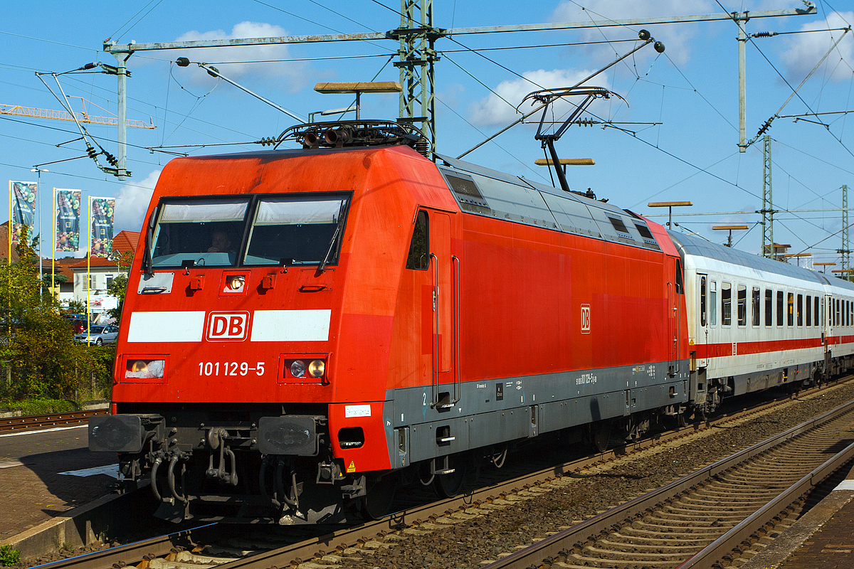 Die 101 129-5 rauscht am 20.08.2014 mit dem IC 2277 (Hamburg-Altona - Hannover Hbf - Frankfurt(Main) Hbf) durch den Bahnhof Butzbach in Richtung Friedberg(Hessen). 

Die Lok wurde 1998 bei ABB Daimler-Benz Transportation GmbH (ADTRanz) in Kassel unter der Fabriknummer 33239 gebaut, die Abnahme erfolgte am 21.01.1999. Sie hat die NVR-Nummer 91 80 6101 129-5 D-DB und die EBA-Nummer EBA 95O03A 129.

Die Elektrolokomotiven der Baureihe 101 der Deutschen Bahn AG sind Hochleistungs-Universallokomotiven mit Drehstromantrieb. Sie wurden Mitte der 1990er Jahre als Ersatz für die damals etwa 25 Jahre alten Lokomotiven der Baureihe 103 beschafft. Adtranz bekam den Auftrag über 145 Lokomotiven.

Technische Daten:
Spurweite: 1435 mm 
Achsanordnung: Bo`Bo` 
Länge (über Puffer): 19.100 mm 
Breite: 2.950 mm
Drehgestellradsatzstand: 2.650 mm
Raddurchmesser 1.250 mm
Drehgestellmittenabstand: 10.950 mm
Höchstgeschwindigkeit: 220 km/h 
Dienstgewicht: 84 t 
Nennleistung: 6400 kW 
Anfahrzugkraft: max. 300 kN 
Dauerzugkraft: 250 kN 
Stromsystem: 15 kV/16 2/3Hz
