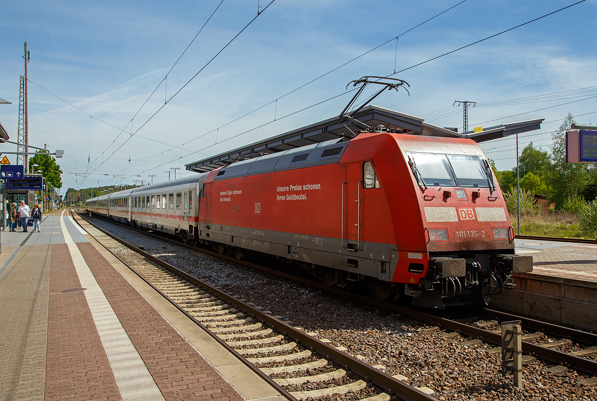 Die 101 135-2 „Unsere Züge schonen die Umwelt“  (91 80 6101 135-2 D-DB) der DB Fernverkehr AG verlässt am 16.05.2022, mit dem IC 2238 (Leipzig Hbf - Warnemünde), den Bahnhof Bützow.

Die Lok wurde 1999 von ABB Daimler-Benz Transportation GmbH (ADtranz) in Kassel unter der Fabriknummer 33245 gebaut.
