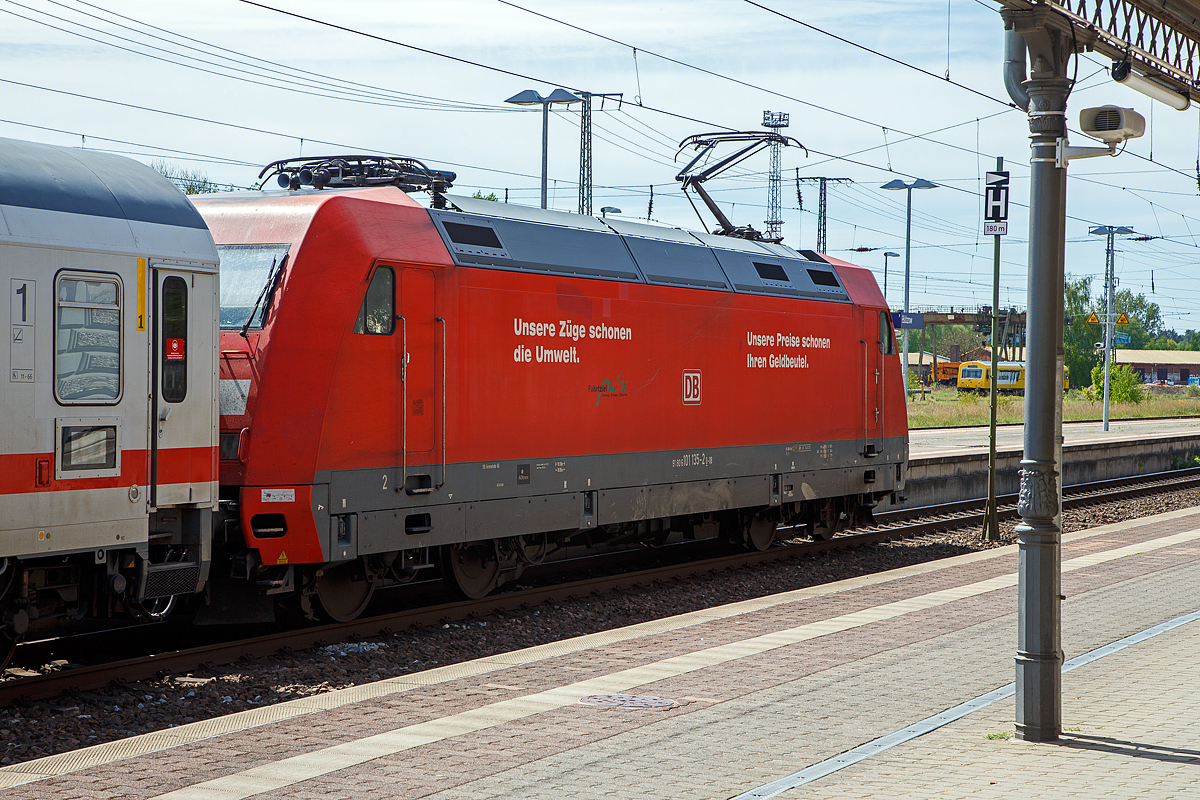 Die 101 135-2 „Unsere Züge schonen die Umwelt“  (91 80 6101 135-2 D-DB) der DB Fernverkehr AG am 16.05.2022, mit dem IC 2238 (Leipzig Hbf - Warnemünde), im Bahnhof Bützow.

Die Lok wurde 1999 von ABB Daimler-Benz Transportation GmbH (ADtranz) in Kassel unter der Fabriknummer 33245 gebaut.

