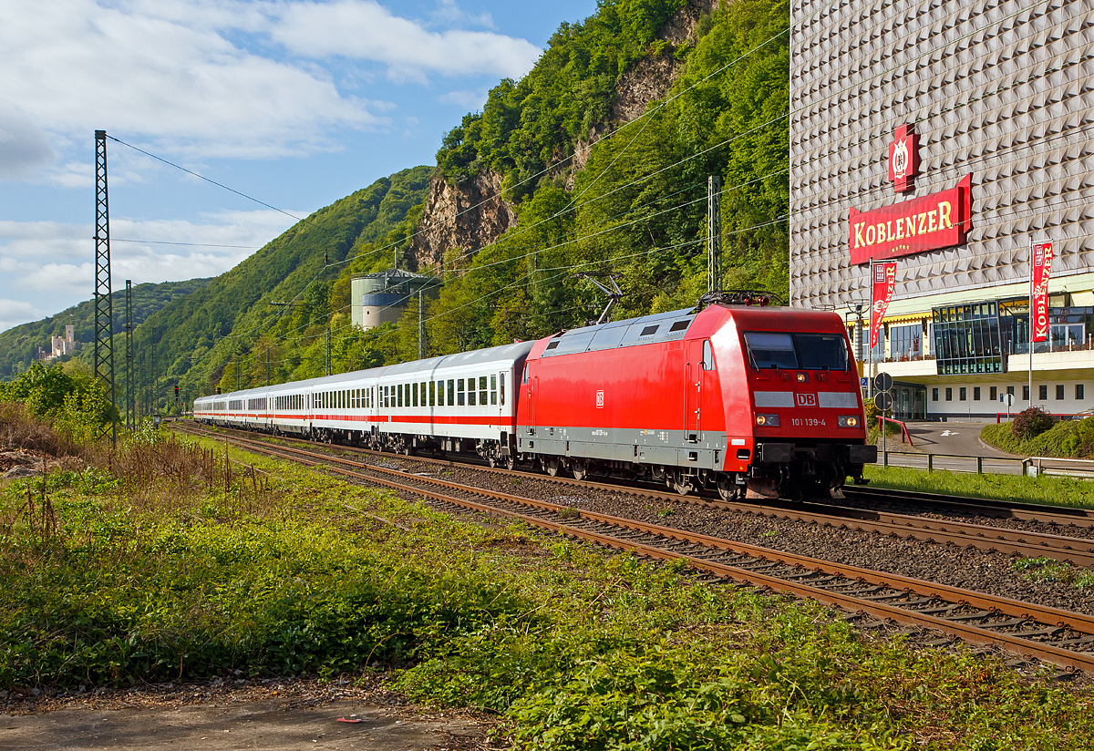 Die 101 139-4 (91 80 6101 139-4 D-DB) der DB Fernverkehr AG mit einem IC f�hrt am 28.04.2018 auf der linken Rheinseite in Richtung Norden und erreicht bald den Hbf Koblenz. Hier passiert sie gerade die Koblenzer Brauerei (ex K�nigsbacher), hinten links das Schloss Stolzenfels.