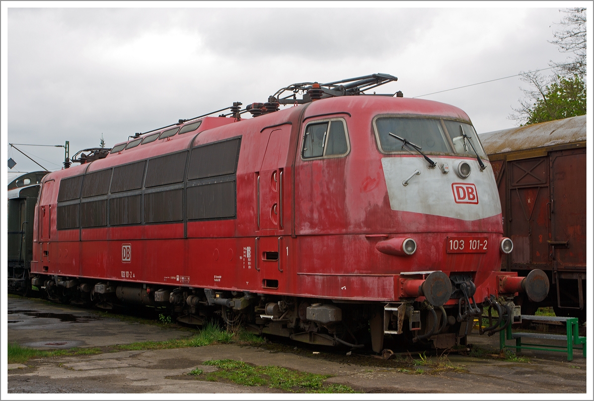 Die 103 101-2  in orientrot mit einem weißen Lätzchen am 28.04.2013 m Eisenbahnmuseum in Darmstadt-Kranichstein.
 
Die E 03.1 wurde 1970 von Krauss-Maffei unter der Fabriknummer 19461 gebaut, der elektrische Teil ist von Siemens, die Indienststellung erfolgte am 07.01.1971.

Die Baureihe 103 (Anfangs: E 03) sind schwere sechsachsige Elektrolokomotiven, die im schnellen Reisezugverkehr der Deutschen Bundesbahn (DB) eingesetzt wurden. Die E 03/103 waren lange das Flaggschiff der Deutschen Bundesbahn (DB) Mit ihrer Dauerleistung von 7.440 kW (10.116 PS) waren die E 03 bei ihrer Indienststellung die stärksten einteiligen Lokomotiven der Welt und sind bis heute die leistungsstärksten Lokomotiven, die eine Bahn in Deutschland je im Liniendienst eingesetzt hat.

Die DB setzte ab 1965 vier Vorserien-Exemplare der E 03 als  Schnellfahrlokomotive  ein. Diese wurden 1968 gemäß neuem Nummernschema der DB in 103 001 bis 004 umgezeichnet. Von 1970 bis 1974 gingen die insgesamt 145 Serienlokomotiven als 103 101 bis 245 in Betrieb. Sie trugen die offizielle Baureihenbezeichnung 103.1.

Ab 1997 wurden die 103 von der Deutschen Bahn AG nach und nach ausgemustert und im Personenverkehr durch die Baureihe 101 ersetzt. Nach fast dreißig Betriebsjahren waren die Fahrzeuge durch den Einsatz über lange Strecken vor schweren InterCity-Zügen bei Geschwindigkeiten bis zu 200 km/h verschlissen. 2003 verordnete die Deutsche Bahn die Stilllegung aller Fahrzeuge, setzt aber bis heute noch vier Lokomotiven als Einsatzreserve, für Sonderzüge, Überführungen oder auch Planzüge ein. 

Die ersten Serienloks waren noch mit Scheren-Stromabnehmern Bauart DBS 54a mit speziellen Hochgeschwindigkeits-Wippen ausgerüstet. Ab 1976 wurden Einholm-Stromabnehmer SBS 65 verbaut, welche mit den ersten Serien-111ern getauscht wurden. Es war mehrfach vorgekommen, dass die Scherenstromabnehmer die Fahrleitung herunterrissen.

Als Fahrmotoren verfügen die Serienexemplare der Baureihe 103 über sechs von SSW neu entwickelte zwölfpolige Wechselstrom-Reihenschlussmotoren vom Typ WB 368/17f mit Fremdlüftung und einer Höchstdrehzahl von 1.525/min sowie einem Motorgewicht von 3500 kg. Die Motoren für die Serienloks erreichten in ihrer letzten Entwicklungsstufe eine Dauerleistung von 1240 kW.

Die ersten Einsatzjahre:
Die 103er zogen ab 1971 hauptsächlich die neuen einklassigen InterCity-Züge, aber auch die komfortablen einklassigen TEE-Züge von 1972 bis zu deren Einstellung oder Ersatz durch den EuroCity im Jahre 1987, darunter auch den berühmten Rheingold. Eine weitere wichtige Aufgabe der 103 war ab 1971 auch das Befördern von Nachtzügen für Bahnpost auf der Nord-Süd-Achse. Die Serienlokomotiven übernahmen ab 1974 nahezu alle InterCity-Züge.

Allerdings durfte bis 1977 nur mit maximal 160 km/h gefahren werden, denn die Strecken waren noch nicht für die Höchstgeschwindigkeit der 103 ausgelegt. Die Züge forderten mit ihren vier bis fünf Wagen die Leistungsfähigkeit der Lokomotiven nicht im vollen Umfang.

Erst ab 1977 konnten die ersten Streckenabschnitte für 200 km/h reguläre Geschwindigkeit zwischen Donauwörth-Augsburg-München, Hannover-Uelzen und Hamburg-Bremen in Betrieb genommen werden. Die 103 konnte auf einzelnen Schnellfahrabschnitten erstmals im regulären Reisezugverkehr ihre zulässige Höchstgeschwindigkeit fahren. Frühere Fahrten über 160 km/h waren nur mit befristeten Ausnahmegenehmigungen möglich.
1979 änderte die Bundesbahn ihr Konzept für die InterCity-Züge. Es wurde die 2. Wagenklasse eingeführt, die Züge wurden auf elf bis vierzehn Wagen verlängert, was ein wesentlich höheres Zuggewicht ergab. Dennoch hielt die Bundesbahn an 200 km/h Höchstgeschwindigkeit fest, was die 103 ebenfalls bewältigte. Allerdings musste man feststellen, dass mit den vorhandenen 144 Loks nicht alle Intercity-Züge bespannt werden konnten. Wenn erforderlich, wurde sie durch die Baureihen 110, 111 und 112 ersetzt. Durch die stärkere Beanspruchung häuften sich auch die Schäden sowie die Reparaturarbeiten an den Lokomotiven. Trotzdem wurde 1985 die tägliche Fahrleistung von bisher 156 Zügen auf 183 Züge erhöht. Die durchschnittliche tägliche Fahrleistung lag nun bei über 1400 km.

Ihr Einsatz vor InterCity-Zügen, den seinerzeit schnellsten Zügen der DB, der durch sein verzweigtes Liniennetz ihre ständige Präsenz in den größeren Bahnhöfen nach sich zog, brachte der Baureihe 103 einen hohen Bekanntheitsgrad ein. 

Ab dem Sommerfahrplan 1988 gingen die Zugleistungen der Baureihe 103 erstmals zurück, weil die ersten Serienexemplare der ebenfalls 200 km/h schnellen Baureihe 120 mit Drehstromantrieb in Dienst gestellt wurden.

Technische Daten:
Achsfolge:  Co´ Co´
Spurweite:  1.435 mm
Drehgestellmittenabstand:  9.600 mm
Achsstand im Drehgestell:  2 x 2.250 mm
Gesamtachsstand:  14.100 mm
Länge über Puffer:  19.500 mm (später ab 103 216 20.200 mm)
größte Breite:  3.090 mm  
größte Höhe ü. SO.:  4.492 mm  
Dienstgewicht:  116 t
Achslast:  19,3 t
Gewicht Drehgestell:  31.000 kg 
Kleinster Befahrbarer Radius: 140 m
Stromsystem:  15 kV, 16 2/3 Hz  15 kV, 16 2/3 Hz
Stromabnehmer:  Anfangs 2 x Scherenstromabnehmer DBS 54 a, später Umbau mit 2 x Einholmstromabnehmer SBS 65 
Zahl der Fahrstufen:  39

Fahrleistungen:
Höchstgeschwindigkeit:  200 km/h
Kurzzeitleistung:     10.400 kW, auf 9.000 kW begrenzt
Stundenleistung:  7.780 kW
Dauerleistung:  7.440 kW
Anfahrzugkraft:  312 kN
