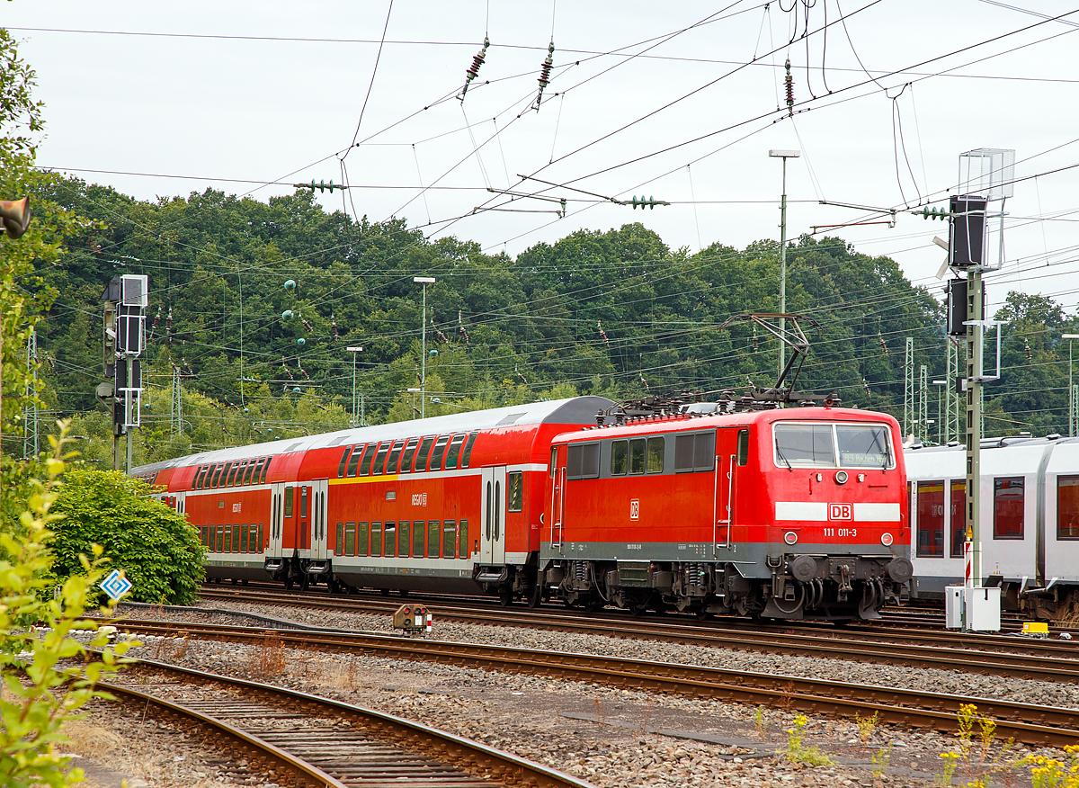 
Die 111 011-3 (91 80 6111 011-3 D-DB)  der DB Regio schiebt am 16.07.2016 den RE 9 (rsx - Rhein-Sieg-Express) Siegen - Köln - Aachen von Betzdorf/Sieg weiter in Richtung Köln.

Die 111er wurde 1975 von Krauss-Maffei AG in München unter der Fabriknummer 19748 gebaut, der elektrische Teil ist von Siemens. 