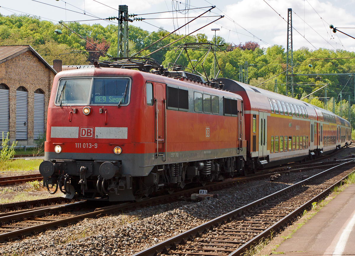 
Die 111 013-9 (91 80 6111 013-9 D-DB) der DB Regio NRW  f�hrt am 13.05.2012 mit dem RE 9  Rhein-Sieg-Express  (Aachen-K�ln-Siegen) in den Bahnhof Betzdorf/Sieg ein. 

Die 111er wurde 1975 bei Krauss-Maffei AG in M�nchen unter der Fabriknummer 19750 gebaut. 