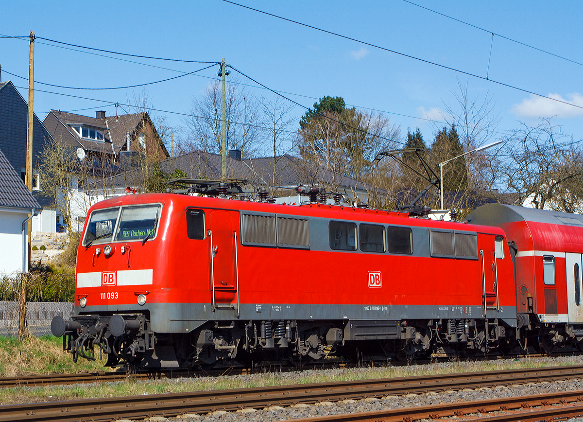 
Die 111 093-1 (91 80 6111 093-1 D-DB) der DB Regio NRW erreicht gleich am 04.04.2015, mit dem RE 9  (rsx - Rhein-Sieg-Express) Siegen - Köln - Aachen  den Bahnhof Brachbach/Sieg.