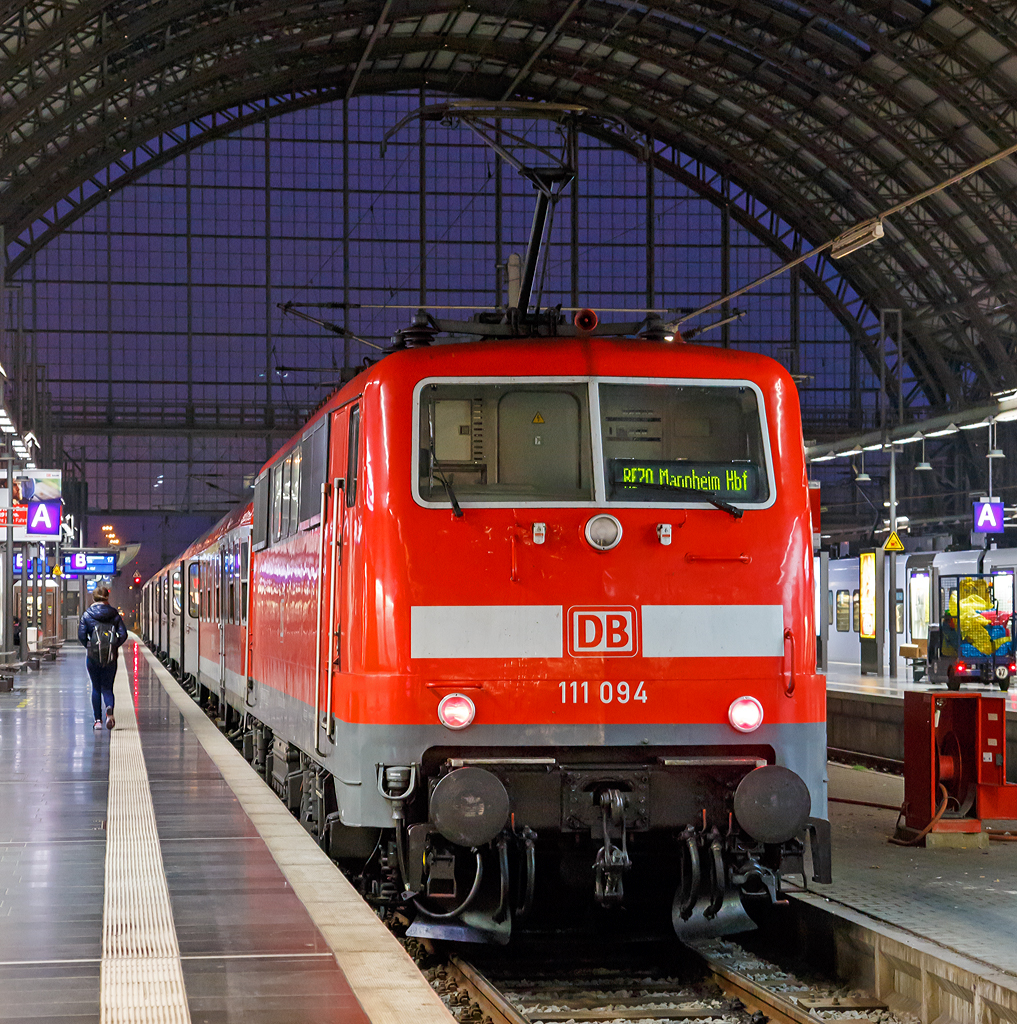 
Die 111 094-9 (91 80 6111 094-9 D-DB) der DB Regio Hessen steht am fr�hen Morgen des 05.10.2015, mit dem RE 70  Riedbahn   im Hauptbahnhof Frankfurt am Main zur Abfahrt nach Mannheim Hbf bereit.

Die Lok wurde 1978 von Krupp unter der Fabriknummer 5431 gebaut, der elektische Teeil wurde von AEG unter der Fabriknummer 8973 geliefert.