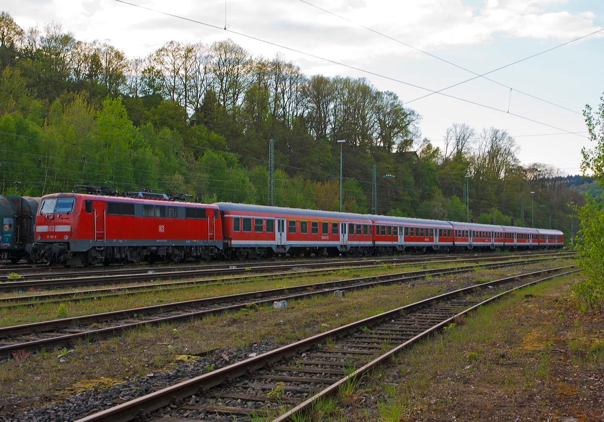 Die 111 101-2 der DB Regio NRW mit n-Wagen (ex Silberlinge) sind am 23.04.2014 im Betzdorfer Abstellbereich abgestellt. 
Die Verstärkerumläufe des RE 9 - Rhein-Sieg-Express (Aachen-Köln-Betzdorf) enden im Bahnhof Betzdorf/Sieg, eigentlich fahren sie bis Siegen Hbf leer weiter und werden dort dann angestellt. 

Die Lok wurde 1977 bei Henschel  in Kassel unter der Fabriknummer 32154 gebaut und an die DB geliefert. Sie hat die NVR-Nummer 91 80 611 101-2D-DB.
