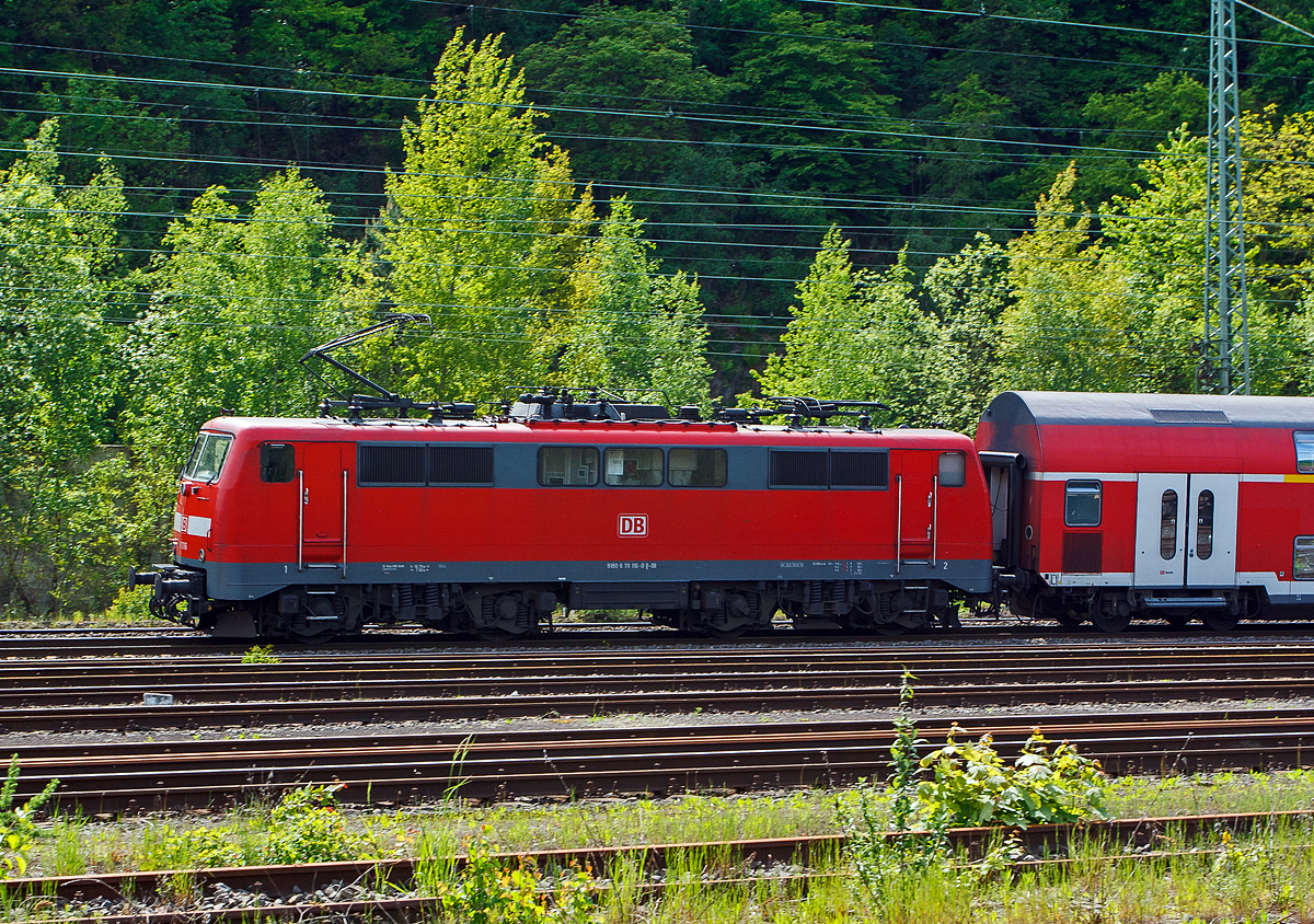 Die 111 116-0 (91 80 6111 116-0 D-DB) der DB Regio NRW schiebt den RE 9 (rsx - Rhein-Sieg-Express) Siegen - Köln - Aachen am 17.05.2012 von Betzdorf/Sieg weiter in Richtung Köln.

Die Lok wurde 1979 von Krauss-Maffei in München unter der Fabriknummer 19848 gebaut, der elektrische Teil ist von Siemens. Im September 2019 ging die 111er leider zur Fa. Bender Rohstoff-Recycling e. K. in Leverkusen-Opladen zur Verschrottung.
