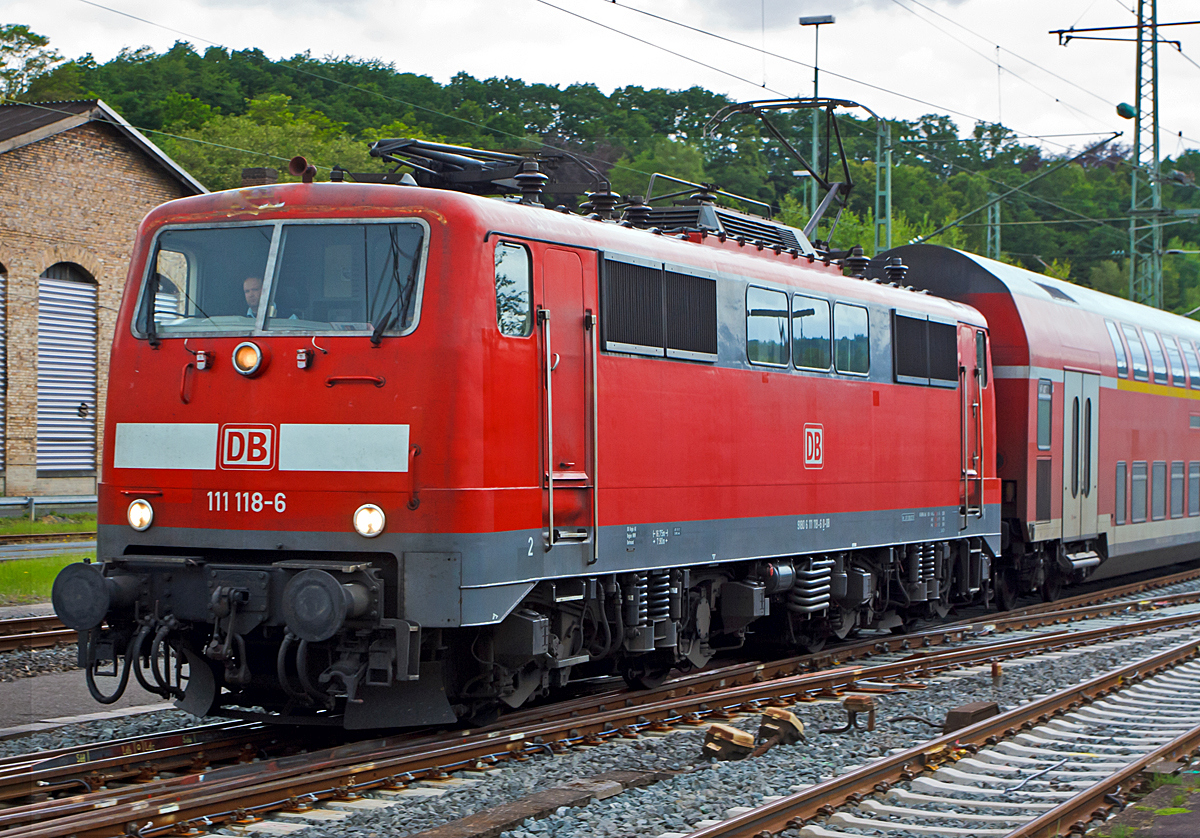 
Die 111 118-8 (9180 6 111 118-6 D-DB) mit RE 9 (rsx - Rhein-Sieg-Express) Aachen- K�ln - Siegen f�hrt am 05.06.2014 in den Bahnhof Betzdorf (Sieg) ein. 

Die Lok wurde 1979 von Krauss-Maffei in M�nchen unter der Fabriknummer 19850 gebaut, der elektrische Teil ist von Siemens. 

Technische Daten der BR 111 DB/DBAG: 
Stromsystem: 15 kV 16 2/3 Hz
Achsanordnung: Bo' Bo'
H�chstgeschwindigkeit: 160 km/h (1977 von 150 km/h erh�ht)
Gewicht: 83,0 t
Treibraddurchmesser: 1.250 mm
L�nge �ber Puffer: 16.750 mm
Fahrmotoren: 4
Antriebsart: Wechselstrom-Reihenschlussmotoren
�bersetzung: 36:76
Fahrstufen: 28
