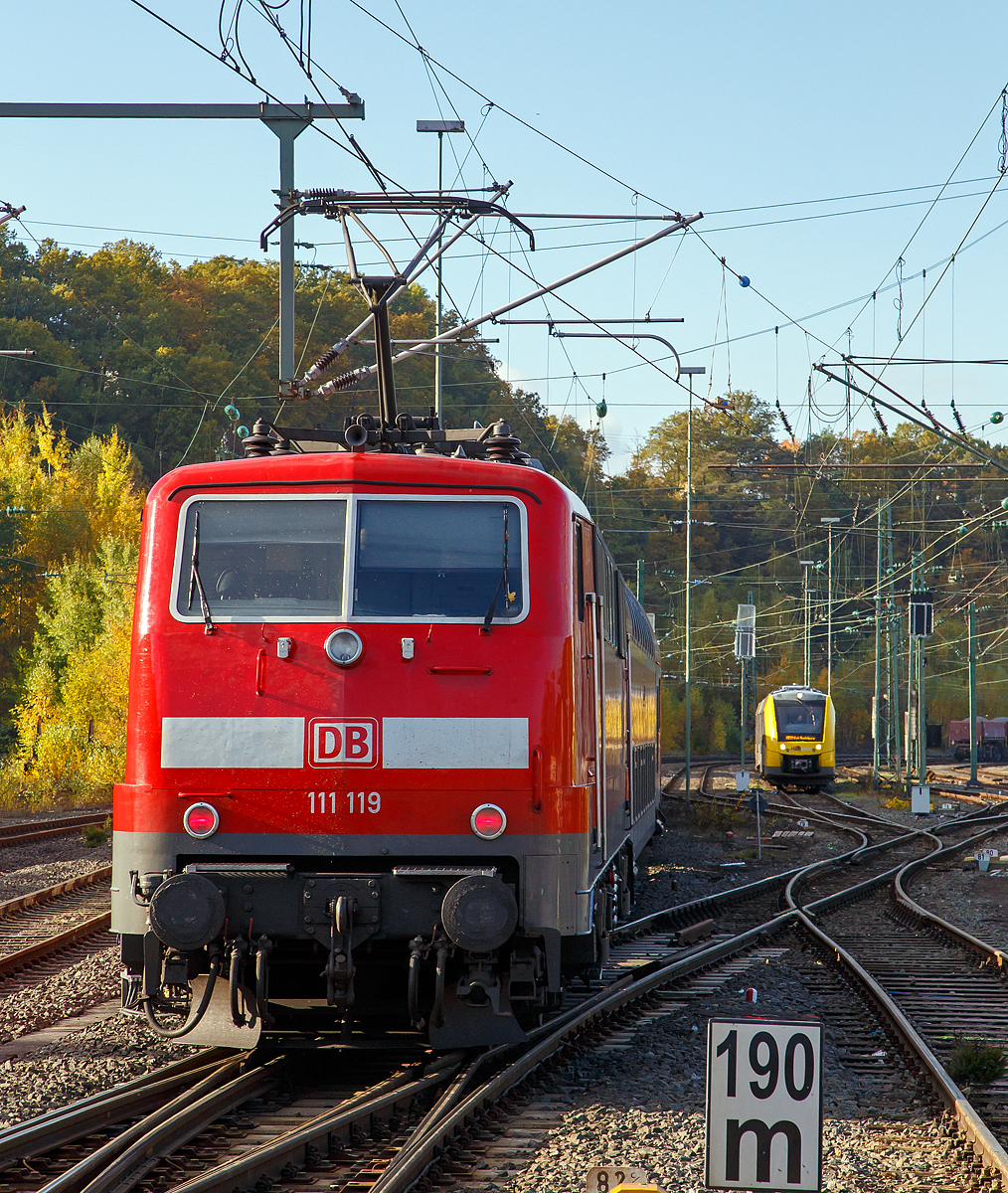 
Die 111 119-4 (91 80 6111 119-4 D-DB) der DB Regio schiebt den RE 9 (rsx - Rhein-Sieg-Express) Siegen - Köln - Aachen am 29.10.2016 vom Bahnhof Betzdorf/Sieg weiter in Richtung Köln.

Die Lok wurde 1979 bei Krauss-Maffei AG in München unter der Fabriknummer 19851 gebaut,  der elektrische Teil ist von Siemens.