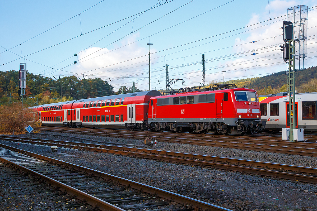 
Die 111 119-4 (91 80 6111 119-4 D-DB) der DB Regio mit dem RE 9 (rsx - Rhein-Sieg-Express) Aachen - Köln - Siegen erreicht am 29.10.2016 bald Bahnhof Betzdorf/Sieg. 

Die Lok wurde 1979 bei Krauss-Maffei AG in München unter der Fabriknummer 19851 gebaut, der elektrische Teil ist von Siemens.
