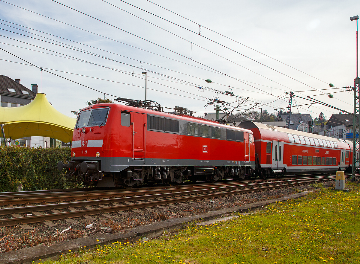 
Die 111 121-0 (91 80 6111 121-0 D-DB) der DB Regio NRW verlässt am 24.04.2017, mit dem RE 9 (rsx - Rhein-Sieg-Express) Aachen - Köln - Siegen, den Bahnhof Betzdorf/Sieg in Richtung Siegen.