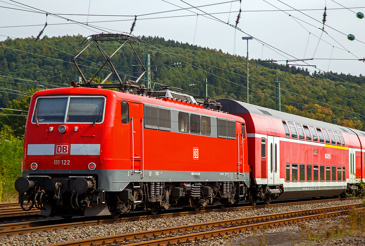 Die 111 122-8 (91 80 6111 122-8 D-DB) der DB Regio NRW, als Schublok mit dem RE 9  rsx / Rhein-Sieg-Express  (Aachen-Köln-Siegen) am 03.09.2016 erreicht nun bald den Bahnhof Betzdorf/Sieg.

Die Lok wurde 1980 von Krauss-Maffei in München-Allach unter der Fabriknummer 19854 gebaut, der elektrische Teil ist von Siemens.