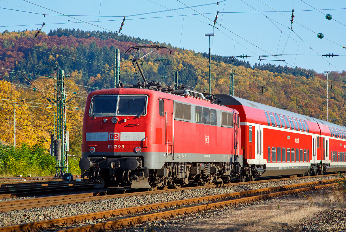 
Die 111 126-9 (91 80 6111 126-9 D-DB) der DB Regio NRW schiebt am 27.10.2015, den RE 9 (rsx - Rhein-Sieg-Express) Aachen - Köln - Siegen, und erreicht bald den Bahnhof Betzdorf/Sieg.

Die Lok wurde 1978 von Krupp unter der Fabriknummer 5438 gebaut, der elektrische Teil wurde von AEG unter der Fabriknummer 8980 geliefert. 