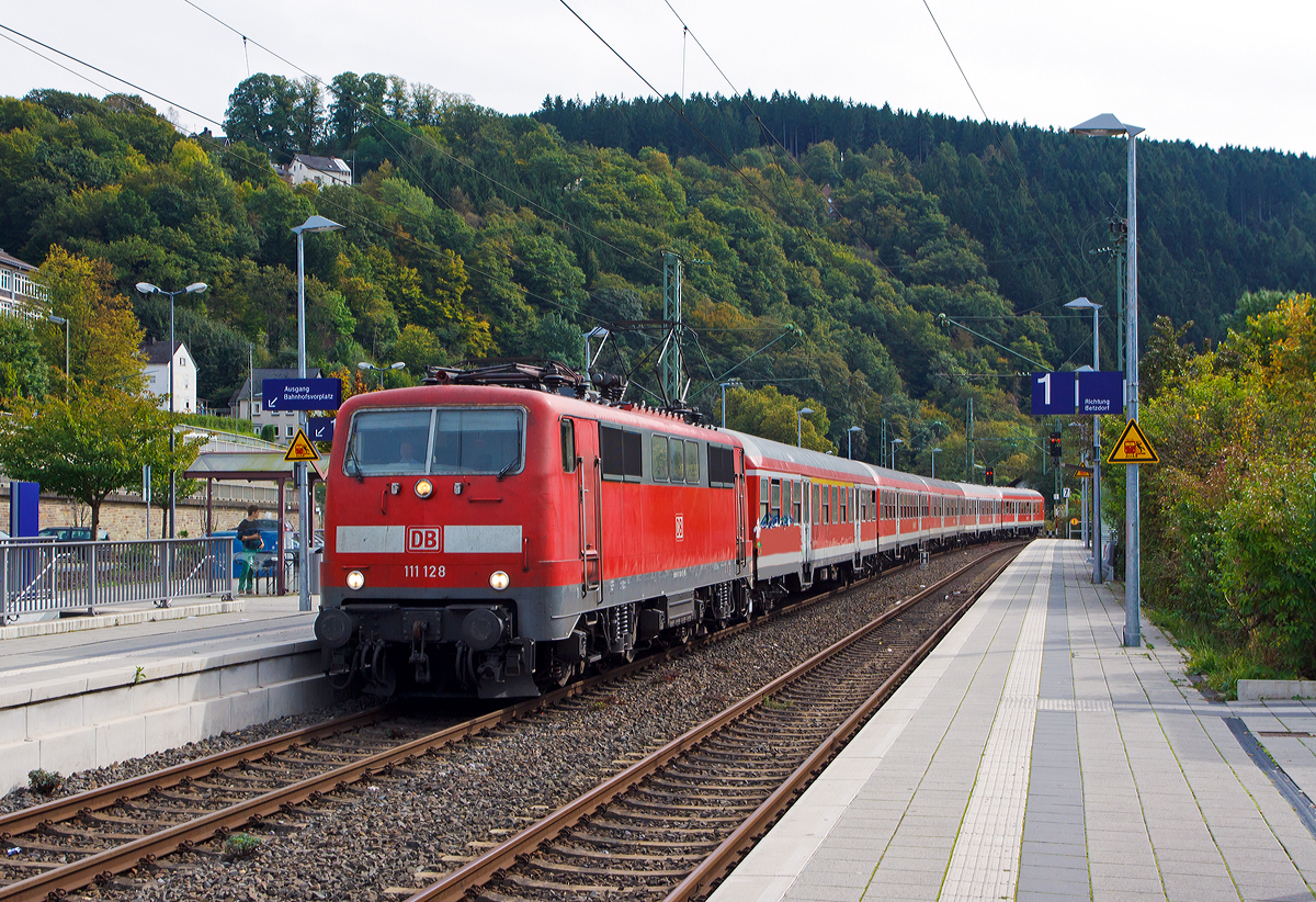 Die 111 128-5 (91 80 6111 128-5 D-DB) der DB Regio NRW mit n-Wagen (ex Silberlinge) als RE 9 - Rhein-Sieg-Express (Aachen-Köln-Siegen), fährt (rauscht) am 28.09.2014 in den Bahnhof Kirchen a.d. Sieg. Sie hat noch Scherenstromabnehmer. Am ersten Wagen waren wieder Schmierfinken am Werk, die habe ich etwas übermalt.

Von den Loks der Baureihe 111 wurden zwischen 1974 bis 1984 insgesamt 227 Stück von verschiedenen Herstellern (AEG, BBC, Henschel, Krauss-Maffei, Krupp, Siemens) gebaut, 222 Stück sind noch im Bestand der DB. Die 111 128 wurde 1979 von Krupp unter der Fabriknummer 5440 gebaut, der elektrische Teil ist von AEG (Fabriknummer 8982).

Eingesetzt werden die 160 km/h schnellen Lokomotiven heute vorwiegend im Regional- und Nahverkehr, während bei der Indienststellung auch der leichte Personen-Fernverkehr zu ihrem Aufgabengebiet gehörte.

Technische Daten:
Spurweite: 1.435 mm
Achsformel: Bo'Bo'
Länge über Puffer: 16.750 mm.
Fahrmotoren: 4 Stück á 905 kW = 3.620 kW Leistung,
Dienstgewicht: 83 t
Anfahrzugkraft: 274 kN
Höchstgeschwindigkeit: 160 km/h