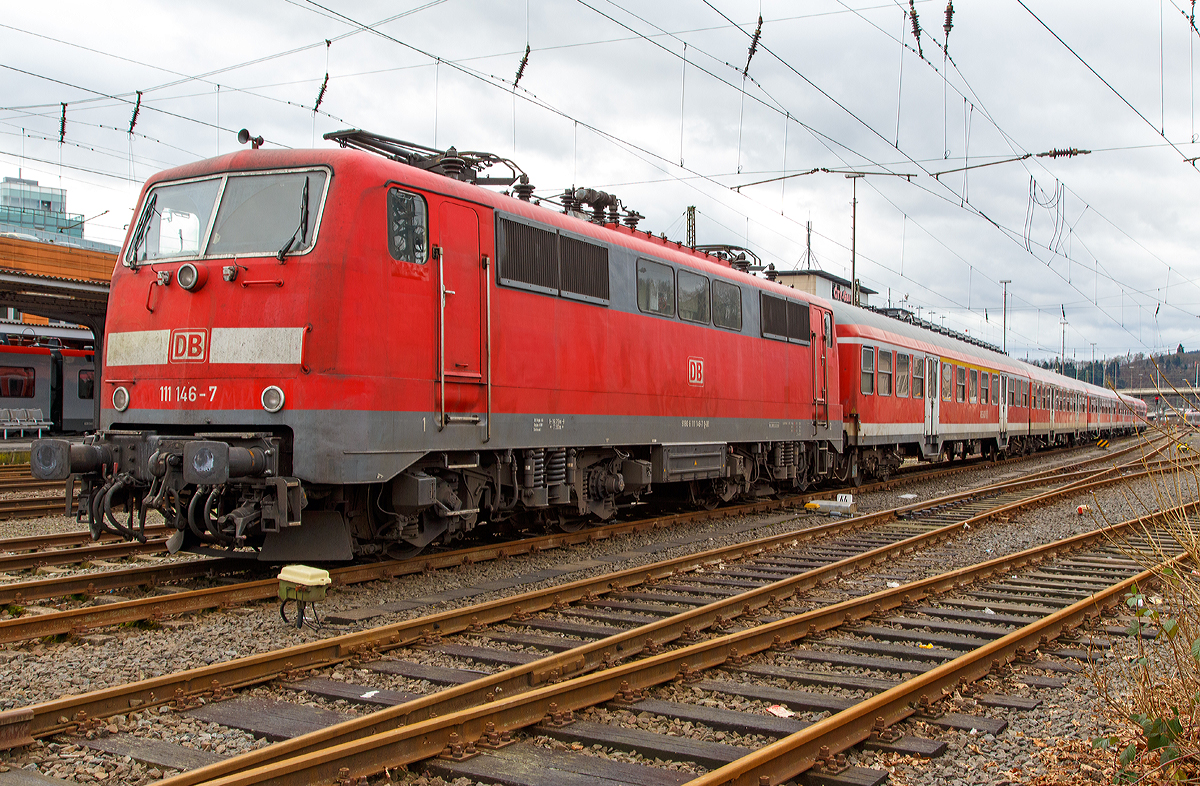 
Die 111 146-7 (91 80 6111 146-7 D-DB) der DB Regio NRW mit n-Wagen (ex Silberlinge) ist als Verstärker für den RE 9 - Rhein-Sieg-Express (Aachen-Köln-Siegen) beim Bahnhof Siegen am 10.01.2015 abgestellt. 
Die Lok wurde 1980 von Henschel in Kassel unter der Fabriknummer 32289 gebaut, der elektrische Teil ist von BBC (Brown, Boveri & Cie AG).