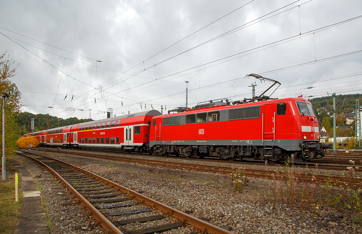 
Die 111 158-2 (91 80 6111 158-2 D-DB) der DB Regio NRW mit dem RE 9  - Rhein-Sieg-Express (Aachen – Köln - Siegen) erreicht nun bald (am 22.10.2016) den Bahnhof Betzdorf/Sieg. 

Die Lok wurde 1980 von Krupp unter der Fabriknummer 5465 gebaut, der elektrische Teil wurde von AEG unter der Fabriknummer 8991 geliefert.