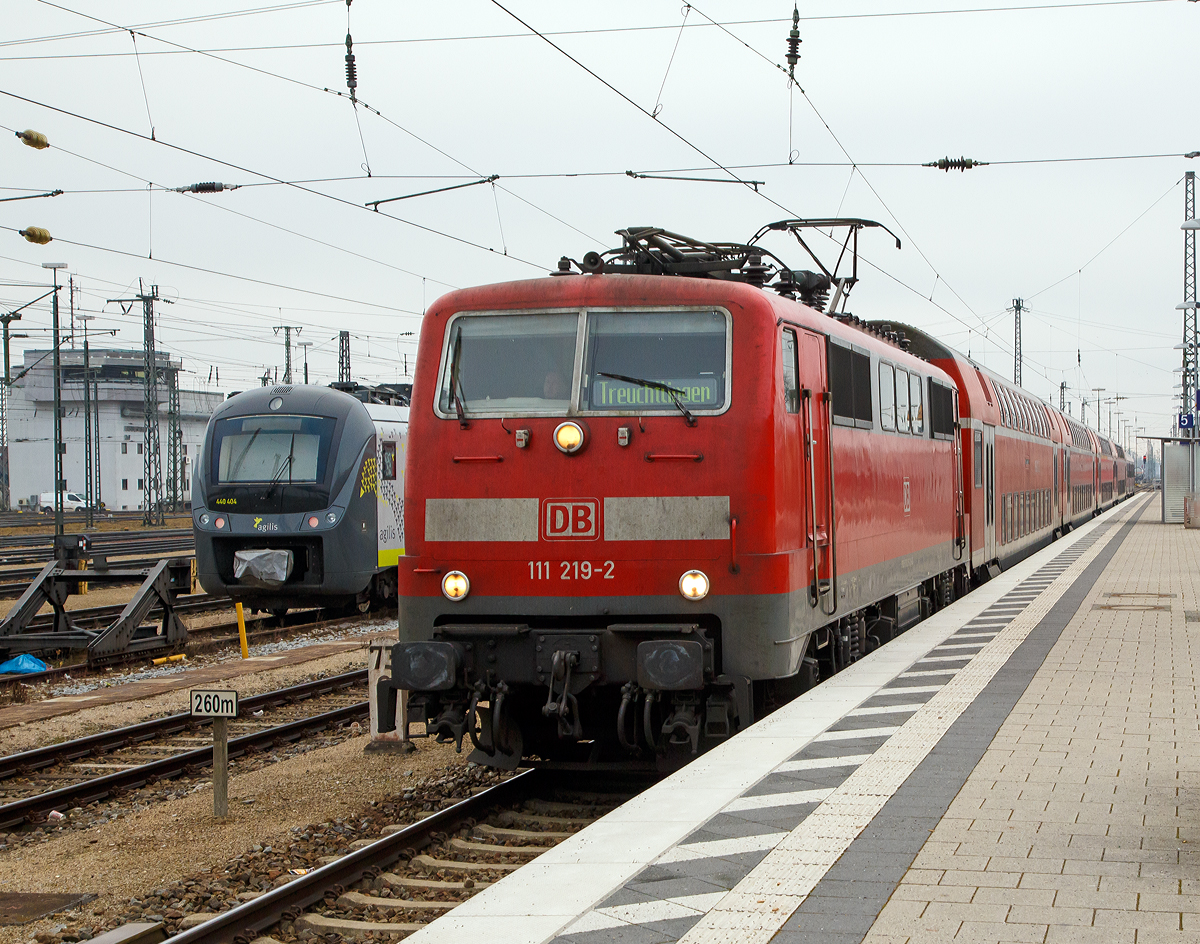 
Die 111 219-2 (91 80 6111 219-2 D-DB) der DB Regio Mittelfranken fährt am 29.12.2016 mit dem RB München Hbf - Treuchtlingen in den Hauptbahnhof Ingolstadt ein. 

Die 111 wurde 1984 von Krupp unter der Fabriknummer 5557 gebaut.
