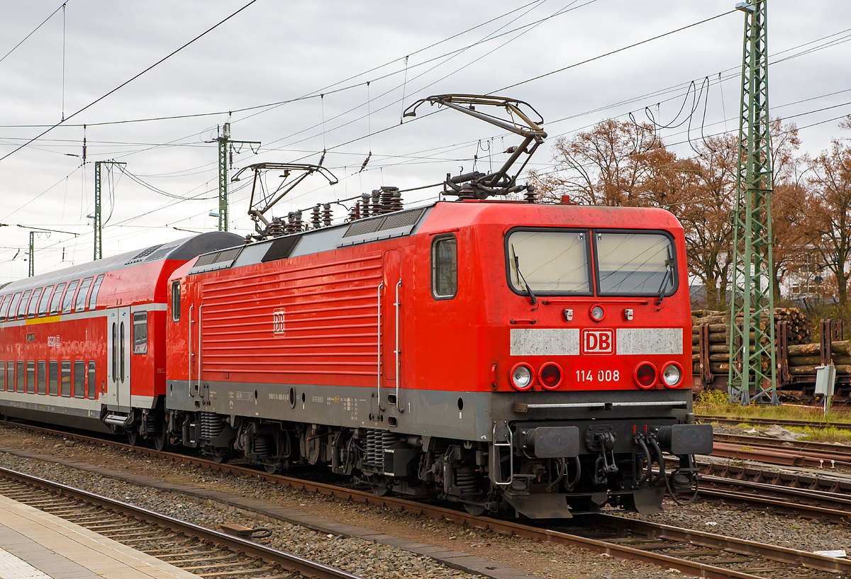 
Die 114 008-6 (91 80 6114 008-6 D-DB) der DB Regio AG (Region Hessen), ex DB 112 008-8, ex DR 112 008-8, ist am 20.11.2016 mit einem DoSto-Zug im Bahnhof Gießen abgestellt. 

Die Lok wurde erst nach der Wiedervereinigung 1991 von LEW (VEB Lokomotivbau Elektrotechnische Werke  Hans Beimler  in Hennigsdorf unter der Fabriknummer 21301 gebaut und als 112 008-8 an die DR geliefert, ab 1994 dann DB 112 008-8. Mit dem Übergang zur DB Regio im Jahr 2000 wurde sie dann in 114 008-6 ungezeichnet.