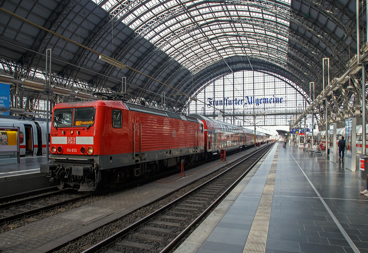 
Die 114 013 (91 80 6114 013-6 D-DB) der DB Regio, ex DR 112 013-8 fährt am 18.05.2018 mit dem RB 51 “Kinzigtalbahn“ aus Wächtersbach in den Hbf Frankfurt am Main ein.

Die Lok wurde 1991 bei LEW (VEB Lokomotivbau Elektrotechnische Werke „Hans Beimler“, ab 1992  AEG Schienenfahrzeuge Hennigsdorf GmbH) in Hennigsdorf unter der Fabriknummer 21306 gebaut und als DR 112 013-8 an die Deutsche Reichsbahn geliefert, ab 1994 dann DB 112 013-8. Mit dem Übergang zur DB Regio wurde sie dann 2000 in 114 013-6 ungezeichnet.  