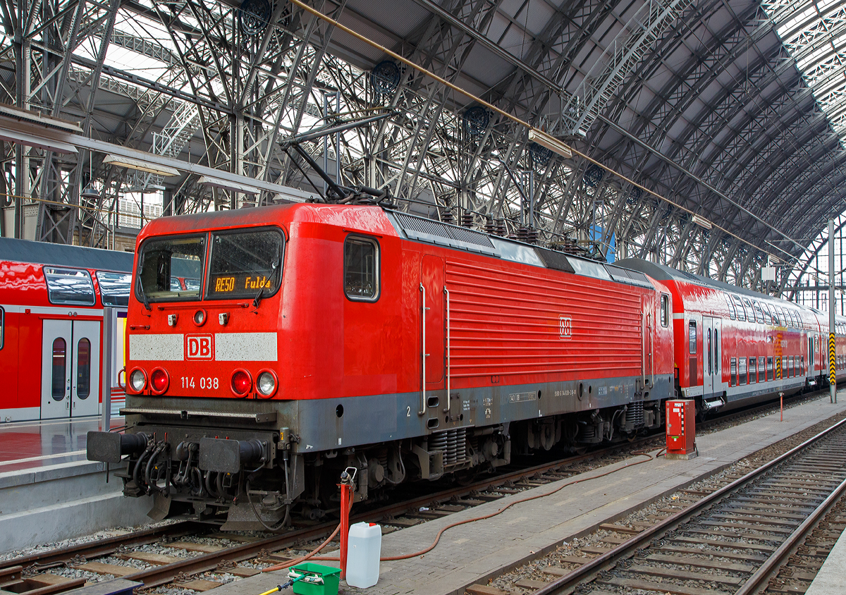 
Die 114 038 (91 80 6114 038-3 D-DB) der DB Regio, ex DR 112 038-5 steht am 18.05.2018 mit dem RE 50 “Kinzigtalbahn“ nach Fulda im Hbf Frankfurt am Main zu Abfahrt bereit.

Die Lok wurde 1991 bei LEW (VEB Lokomotivbau Elektrotechnische Werke „Hans Beimler“, ab 1992  AEG Schienenfahrzeuge Hennigsdorf GmbH) in Hennigsdorf unter der Fabriknummer 21334 gebaut und als DR 112 038-4 an die Deutsche Reichsbahn geliefert, ab 1994 dann DB 112 038-5. Mit dem Übergang zur DB Regio wurde sie dann 2000 in 114 038-3 ungezeichnet.  