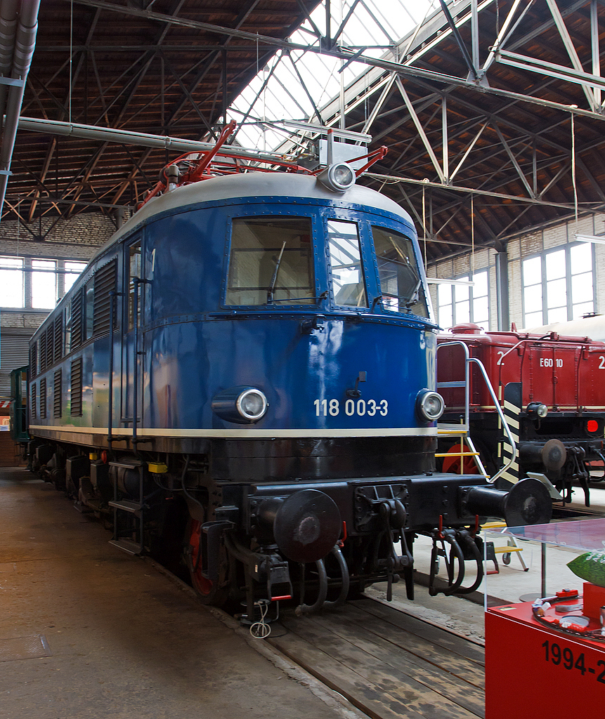 
Die 118 003-3, ex DR E 18 003, ausgestellt am 18.07.2012  in der Fahrzeughalle des DB-Museums Koblenz-Lützel.

Die Schnellzug-Elektrolokomotive 118 003-3 wurde 1935 von der Allgemeine Elektricitäts-Gesellschaft (AEG) unter der Fabriknummer 4876 gebaut und als E 18 003 an die Deutsche Reichsbahn geliefert, wie die meisten E 18 blieb sie nach dem Krieg im Westen und wurde so zur DB E18 003. Mit der Einführung der EDV-Nummer wurde sie zum 01.01.1968 umgezeichnet in DB 118 003-3. Am 31.07.1984 wurde sie bei der Deutschen Bundesbahn ausgemustert.